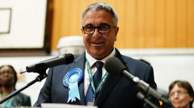 Steve Tuckwell, el nuevo diputado conservador por Uxbridge y South Ruislip, en su discurso de victoria. 
